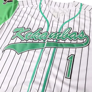 Vue macro montrant le logo Kekambas brodé et le numéro un sur un maillot de baseball blanc