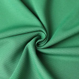 Nahaufnahme der grünen, atmungsaktiven Mesh-Stofftextur für ein sportliches Baseball-Trikot