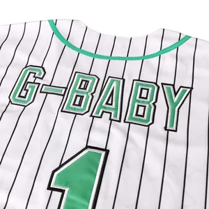 Gros plan de la broderie G-Baby numéro 1 sur un maillot de baseball vintage