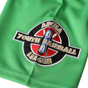 Détail du patch brodé Youth Baseball League sur un maillot vert en maille