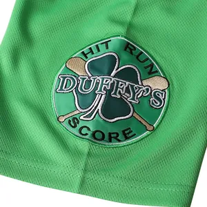 Gros plan sur l'écusson brodé Duffy's Score sur le tissu en maille du maillot de baseball.