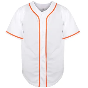 Vista frontale di una maglia da baseball bianca con strisce arancioni vivaci e bottoni frontali