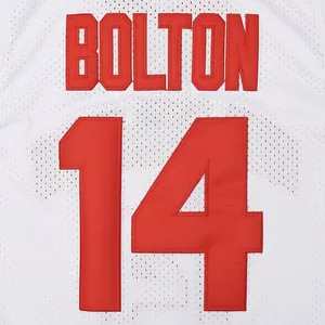 Gros plan de la broderie rouge 'Bolton 14' sur un maillot de basket rétro blanc.