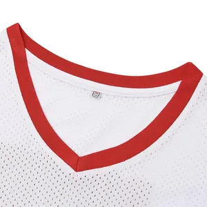 Gros plan du col en V rouge et du tissu en maille blanche sur le maillot de basket rétro