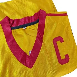 Primo piano della maglia cosplay Dodgeball gialla e rossa con lettera C ricamata
