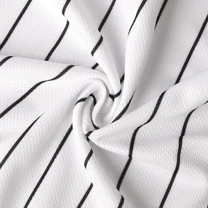 Détail macro du tissu en maille blanche respirante à fines rayures noires