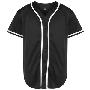 Dettaglio di una maglia da baseball nera classica con profili bianchi a contrasto e bottoni.