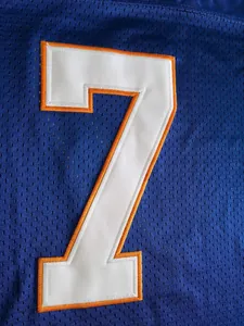 Detailansicht der weiß gestickten Nummer 7 auf einem blauen Football-Trikot aus Mesh