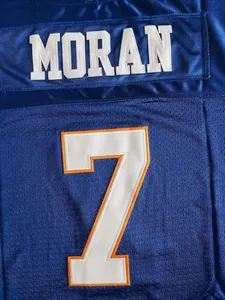 Detailansicht des bestickten Namens MORAN und der Nummer 7 auf einem blauen Fußballtrikot