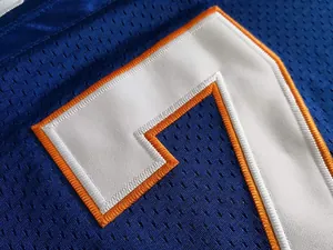Nahaufnahme der hochwertigen Stickerei der Nummer Sieben auf einem blauen Sporttrikot