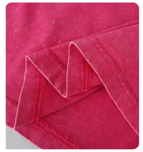 Macro dei dettagli delle cuciture su una t-shirt in cotone lavato con effetto vintage