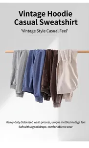 Détail de plusieurs sweats à capuche délavés montrant une texture vieillie sur une barre