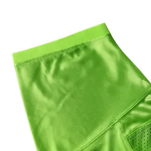 Primo piano della maglia da football americano verde con colletto a costine