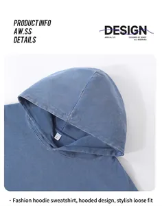 Gros plan sur la capuche d'un sweat à capuche en coton bleu délavé au style vintage.
