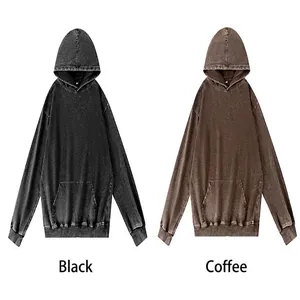 Vue détaillée des couleurs noir et café du sweat à capuche oversize délavé