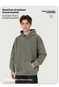 Vue de face d'un sweat à capuche en polaire vert olive délavé 450G sur un mannequin.