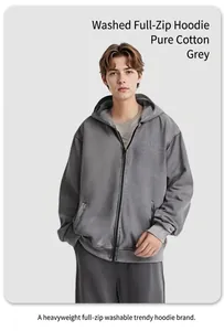 Modello che indossa una felpa grigia con cappuccio in pesante cotone lavato streetwear.