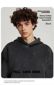 Gros plan d'un sweat à capuche en polaire noire délavée sur un mannequin
