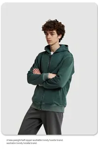 Uomo con felpa con cappuccio pesante verde scuro effetto lavato e zip intera.