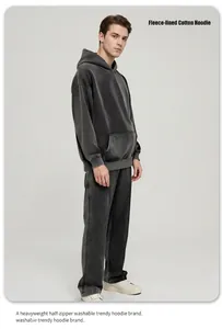 Détail d'un sweat à capuche gris anthracite délavé lourd et pantalon en polaire.