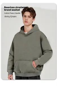 Vue détaillée d'un sweat à capuche épais en polaire vert armée sur un mannequin
