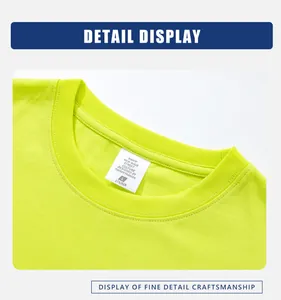 Nahaufnahme des gerippten Ausschnitts und Etiketts eines neongrünen 270G Baumwoll T-Shirts