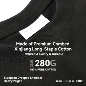 T-shirt nera oversize premium da 280g in puro cotone con girocollo vista dettagli.