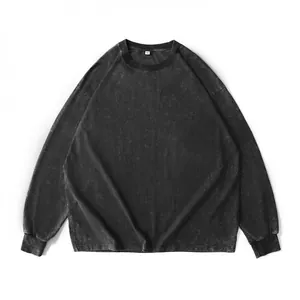 Detailansicht des vintage gewaschenen grauen Baumwoll-Langarmshirts mit Used-Look