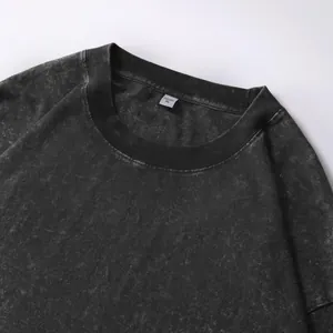 Detailansicht des Ausschnitts eines anthrazitgrauen Vintage-Baumwoll-T-Shirts mit XL-Tag