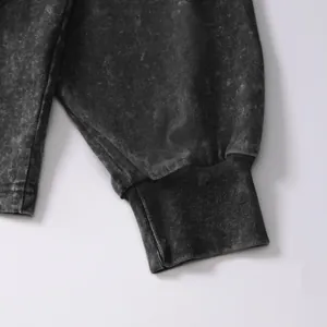 Detailaufnahme des Rippbündchens am vintage-gewaschenen grauen Baumwoll-Langarmshirt