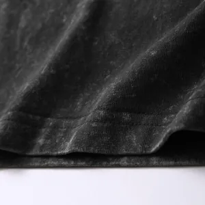 Detailaufnahme der Vintage-Waschung und Saumnaht eines Baumwoll-T-Shirts