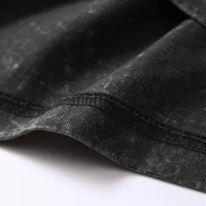 Detailaufnahme des verwaschenen Baumwollstoffs im Vintage-Stil mit Doppelnadel-Saumnaht
