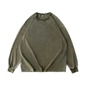 Detailansicht eines olivgrünen Langarm-T-Shirts aus Baumwolle im Vintage-Wasch-Look.