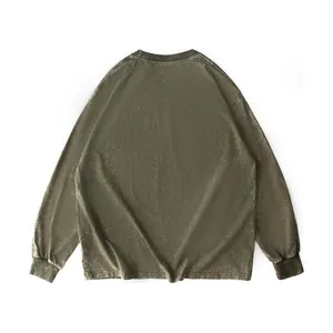 Detailansicht der Rückseite mit der Vintage-Waschung des Baumwoll-Langarmshirts