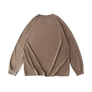 Rückansicht mit der gewaschenen Vintage-Textur eines schweren Baumwoll-Langarmshirts.