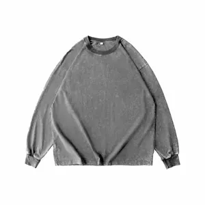 Detailaufnahme der hochwertigen Vintage-Waschstruktur auf grauem Langarm-T-Shirt
