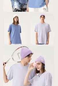 Vista dettagliata di modelli che indossano t-shirt in cotone pesante 230G blu e lavanda pastello.