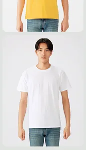 Detailweergave van een effen wit sneldrogend T-shirt met ronde hals op model