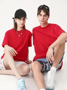 T-shirt rosse in cotone pesante 230g per coppie in un set fotografico minimalista