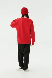 Vista posteriore di una felpa rossa oversize con spalle calate in stile street minimalista