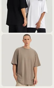 Primo piano dettagliato che mostra la vestibilità oversize e il tessuto in puro cotone di questa t-shirt