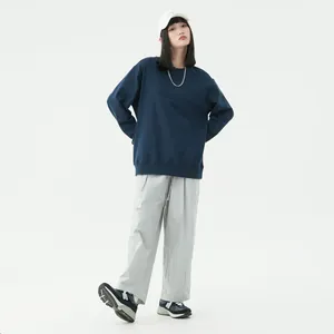 Vista completa di una felpa girocollo 320g blu navy oversize in cotone su una modella