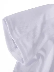 Detail van wit sport-T-shirt met ademende mesh-stof en de afwerking van de mouwopening