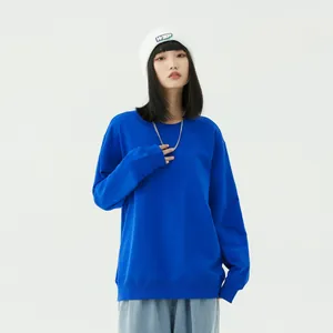 Modella che indossa una felpa blu in cotone da 320g con girocollo e spalle scese