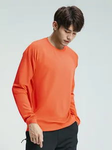 T-shirt de sport à manches longues pour homme à séchage rapide en orange vif.