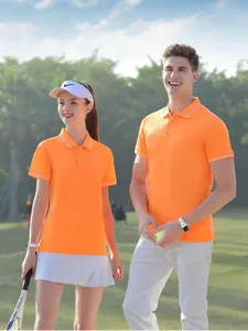Couple portant des polos en coton mercerisé orange vif dans un parc en plein air