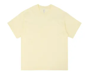 Dettaglio della t-shirt oversize in puro cotone crema da 260g con le spalle scese.