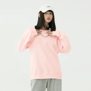 Modella con felpa rosa in cotone pesante, girocollo e vestibilità comoda oversize