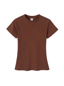 Camiseta de algodón marrón de corte entallado con cuello redondo para mujer sobre fondo blanco