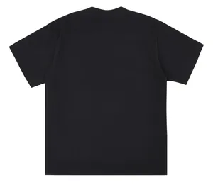 Vista posteriore di una t-shirt nera pesante da 260g oversize con design senza cuciture e spalle